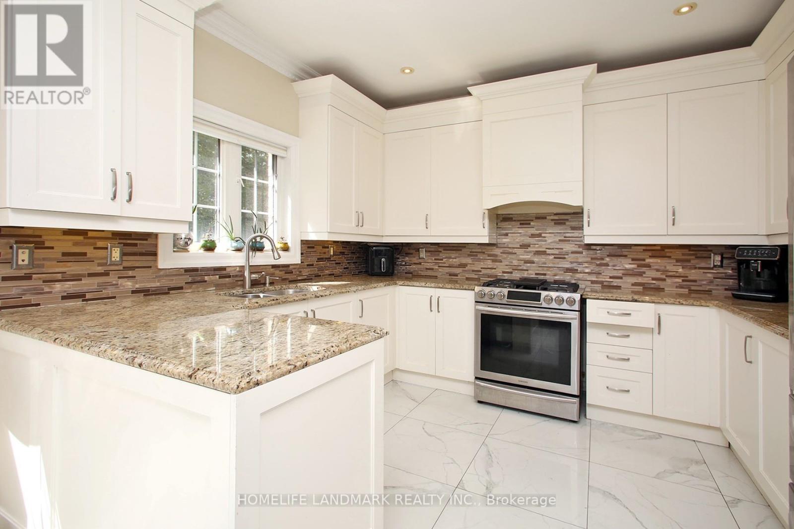 Photo 6 of 44 Skywood Drive, Richmond Hill ON