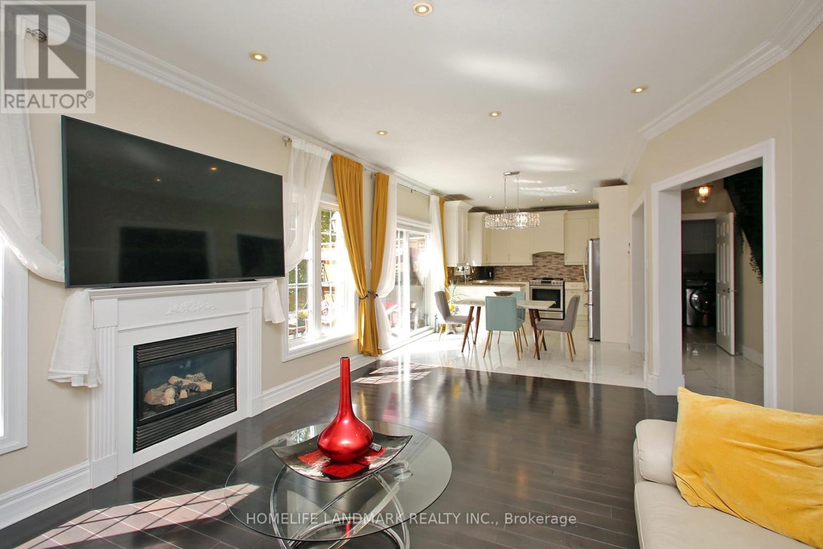 Photo 10 of 44 Skywood Drive, Richmond Hill ON