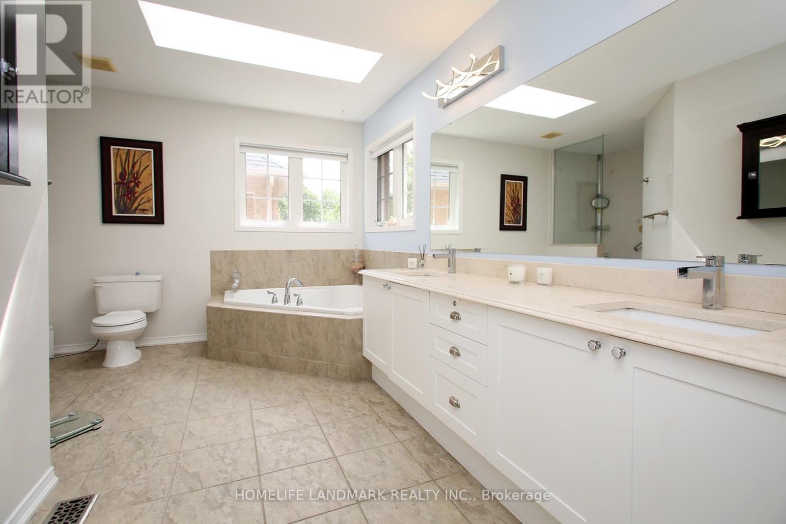 Photo 4 of 44 Skywood Drive, Richmond Hill ON