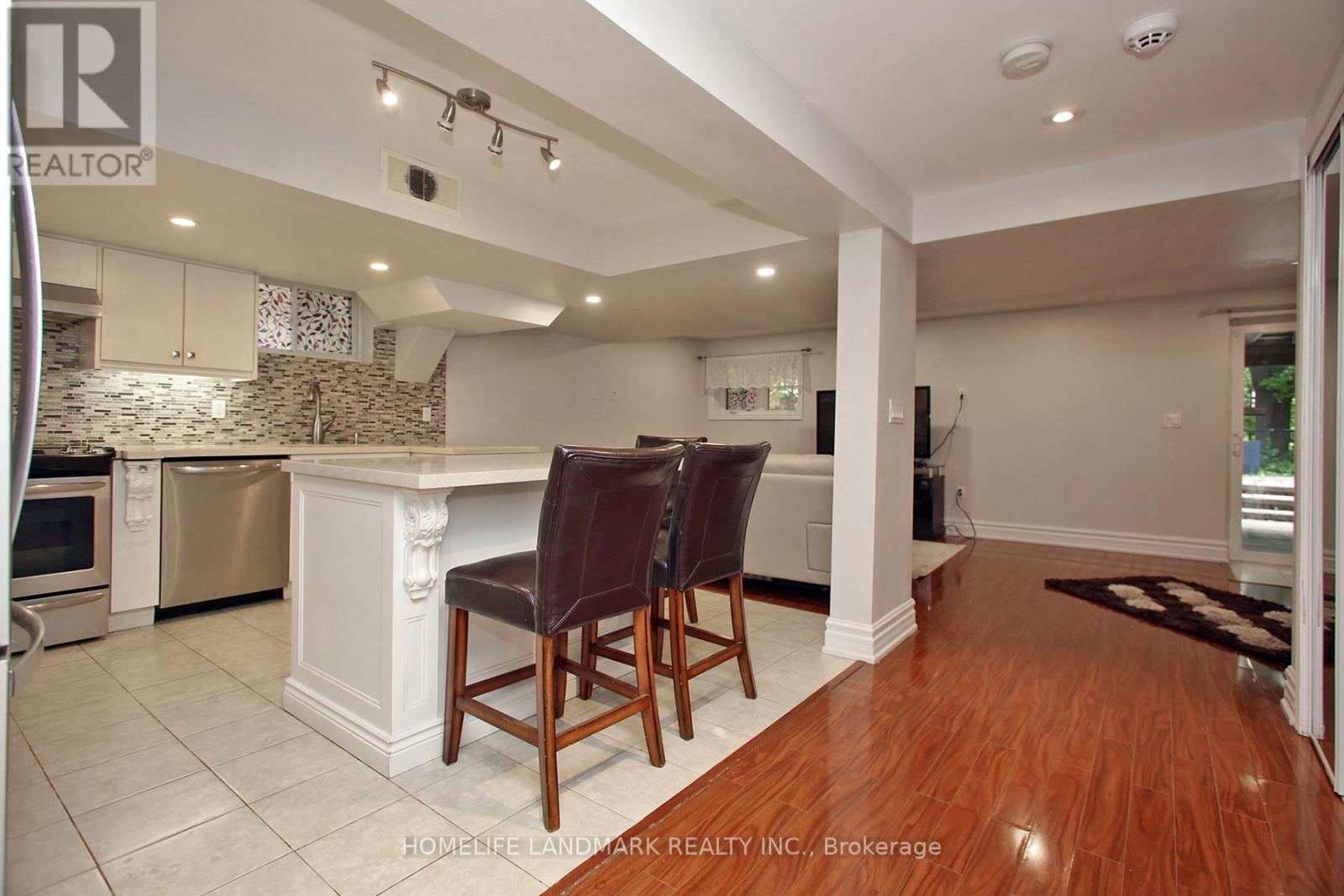 Photo 33 of 44 Skywood Drive, Richmond Hill ON