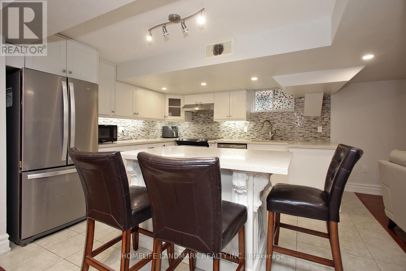 Photo 12 of 44 Skywood Drive, Richmond Hill ON