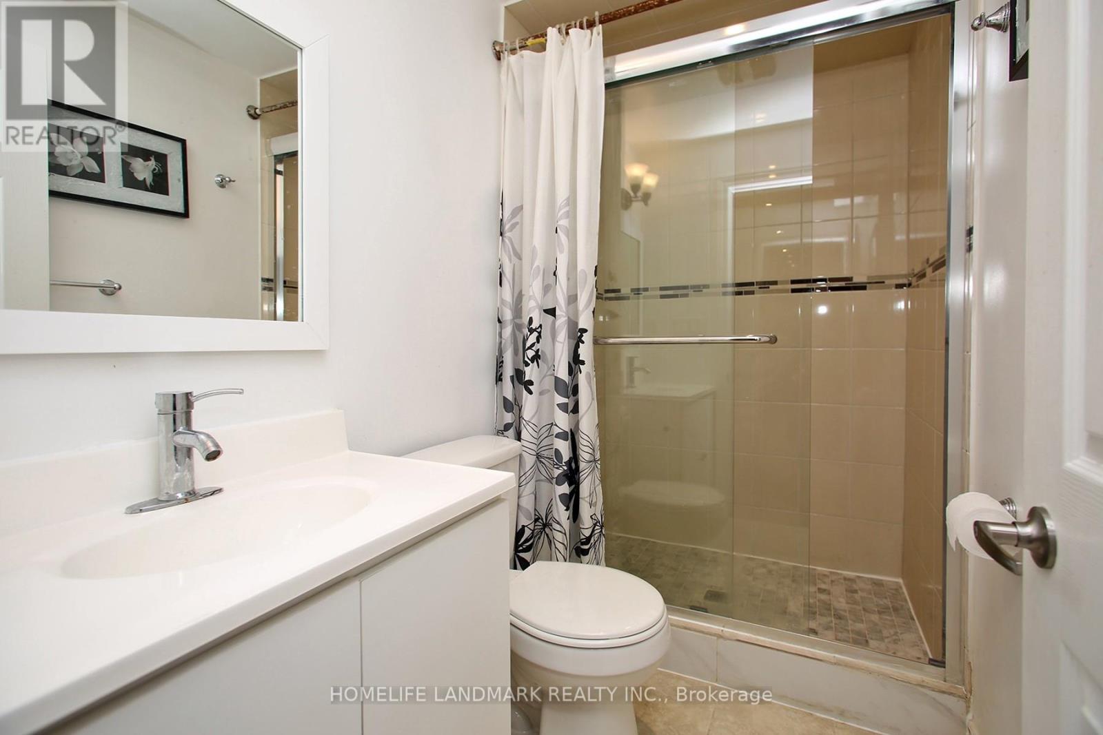 Photo 17 of 44 Skywood Drive, Richmond Hill ON