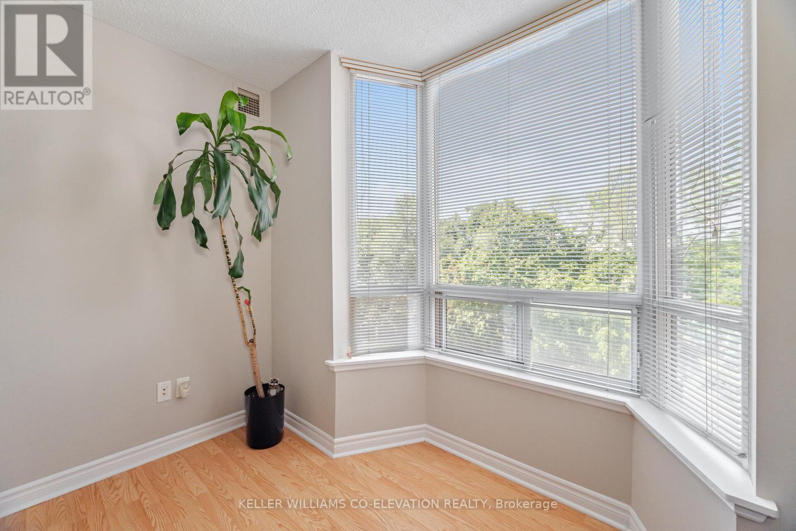 Photo 10 of 410 2088 Lawrence Avenue W, Toronto ON