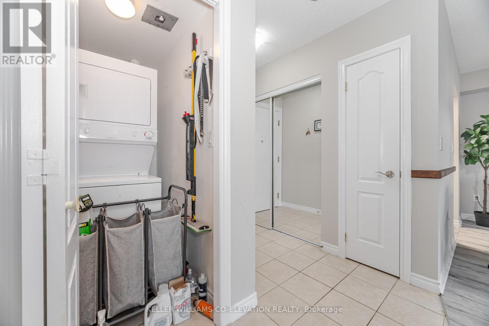 Photo 8 of 410 2088 Lawrence Avenue W, Toronto ON