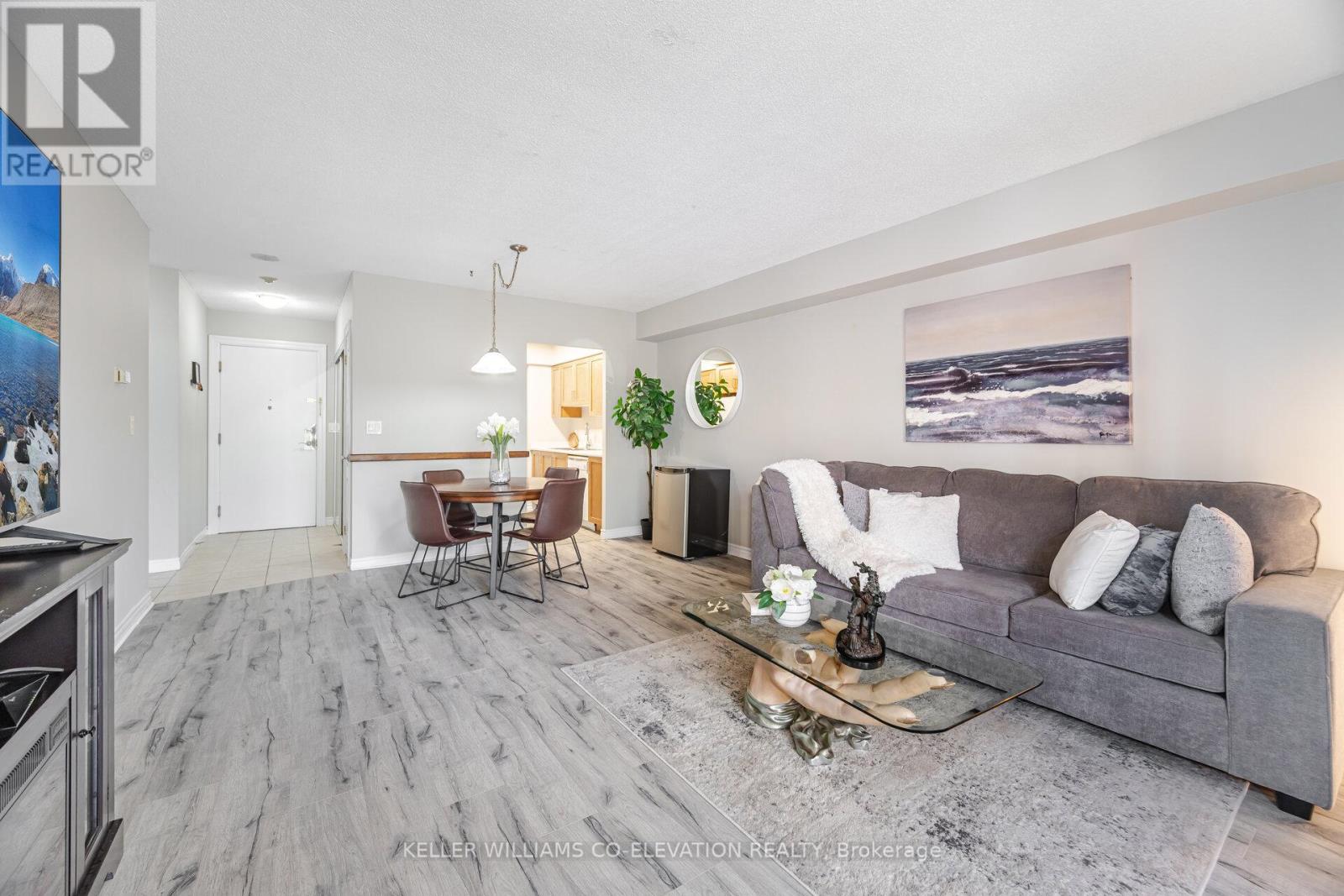 Photo 5 of 410 2088 Lawrence Avenue W, Toronto ON