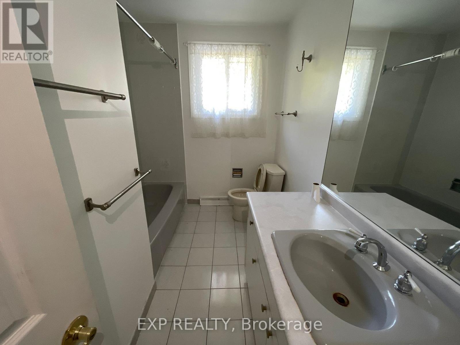Photo 15 of 46 Croydon Drive, St Catharines ON