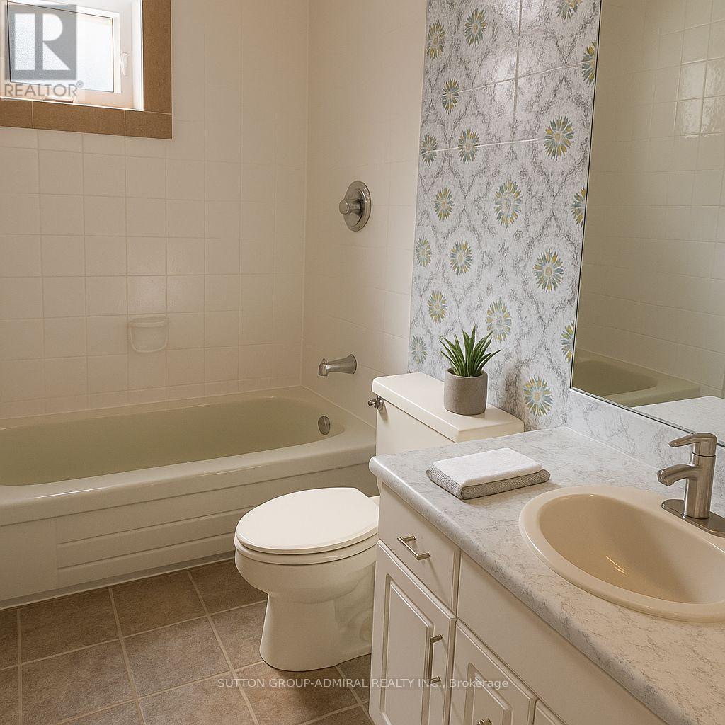 Photo 23 of 71 Spruce Avenue, Richmond Hill ON