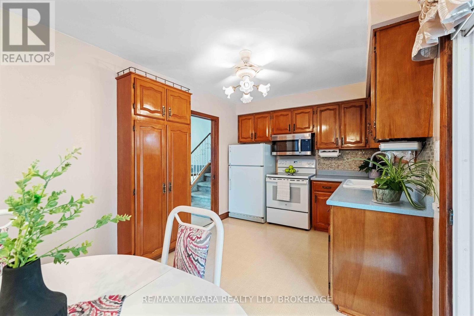 Photo 3 of 5840 Keith Street, Niagara Falls ON