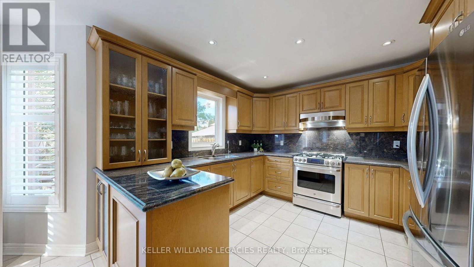 Photo 4 of 304 Maria Antonia Road, Vaughan ON