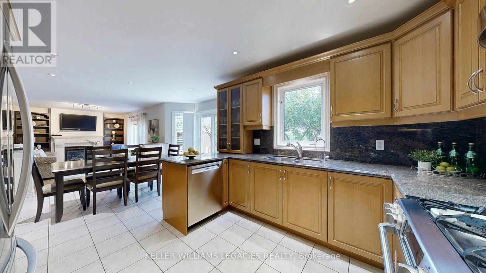 Photo 5 of 304 Maria Antonia Road, Vaughan ON