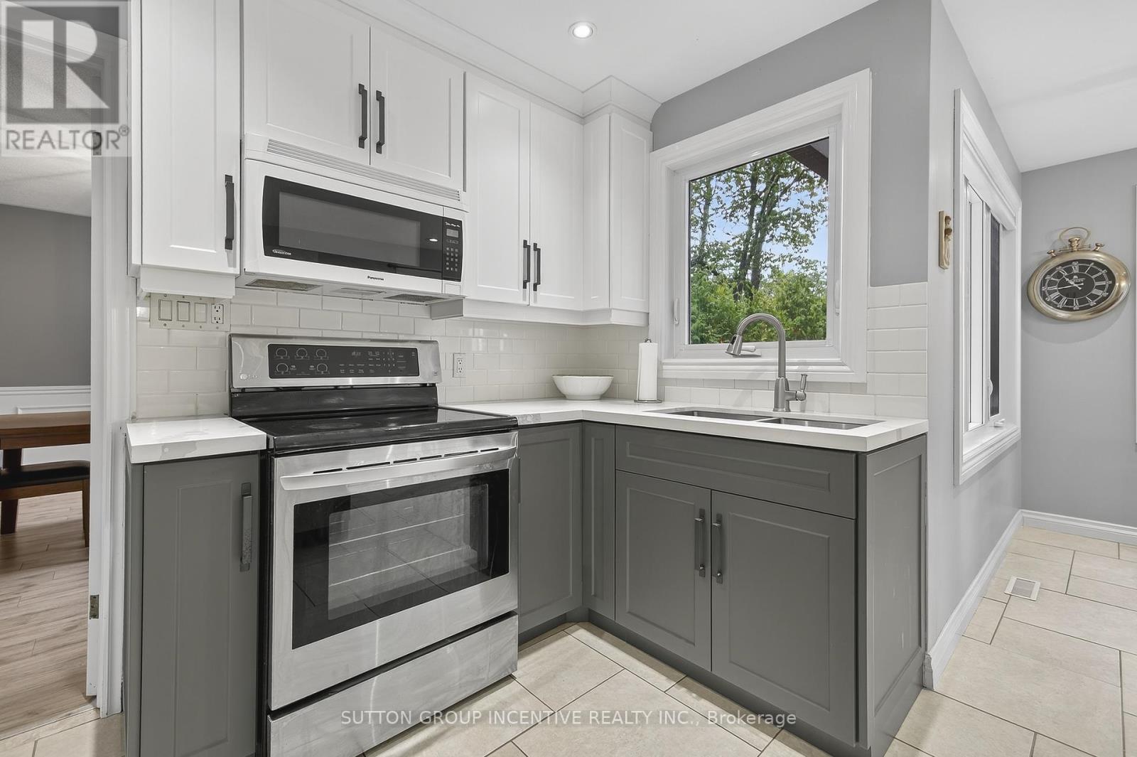 Photo 35 of 32 Valley Drive, Barrie ON