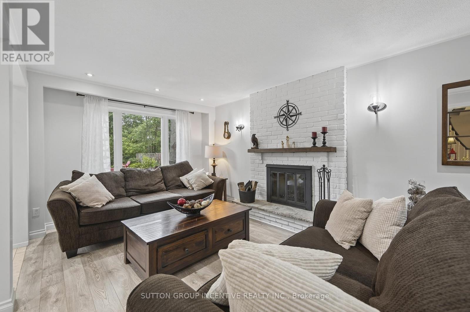 Photo 12 of 32 Valley Drive, Barrie ON