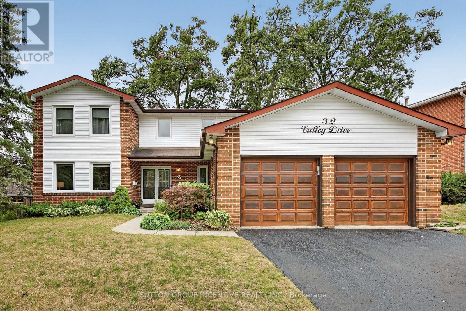 Photo 2 of 32 Valley Drive, Barrie ON
