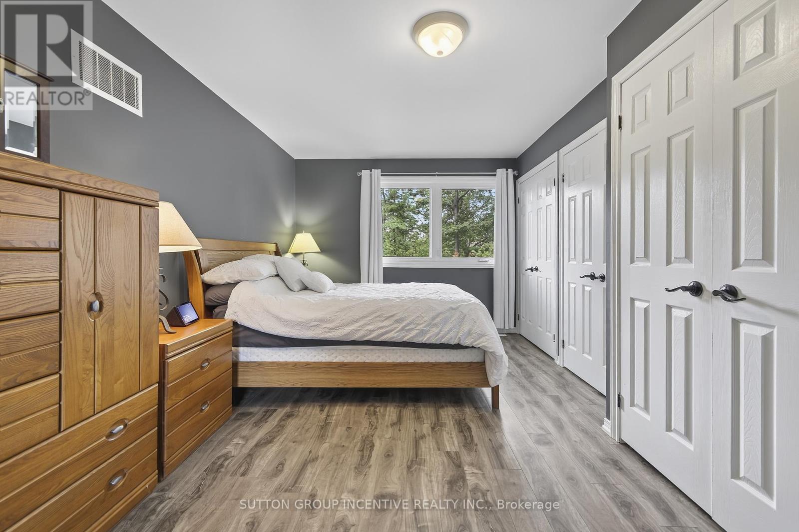 Photo 11 of 32 Valley Drive, Barrie ON