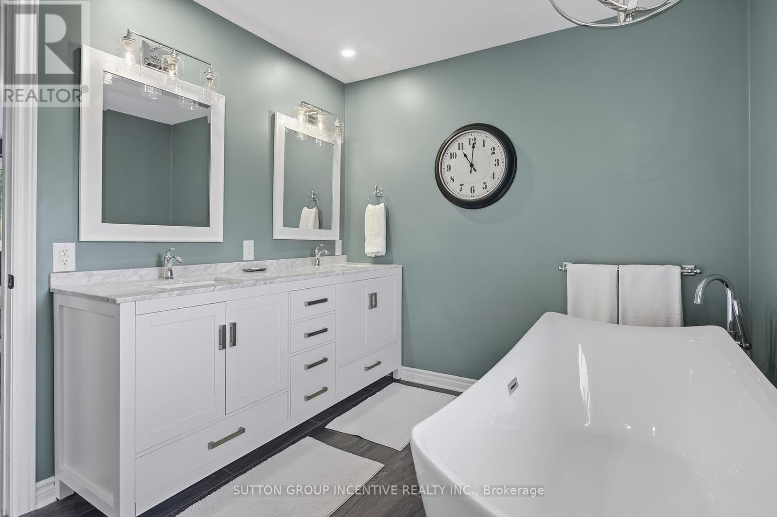 Photo 37 of 32 Valley Drive, Barrie ON