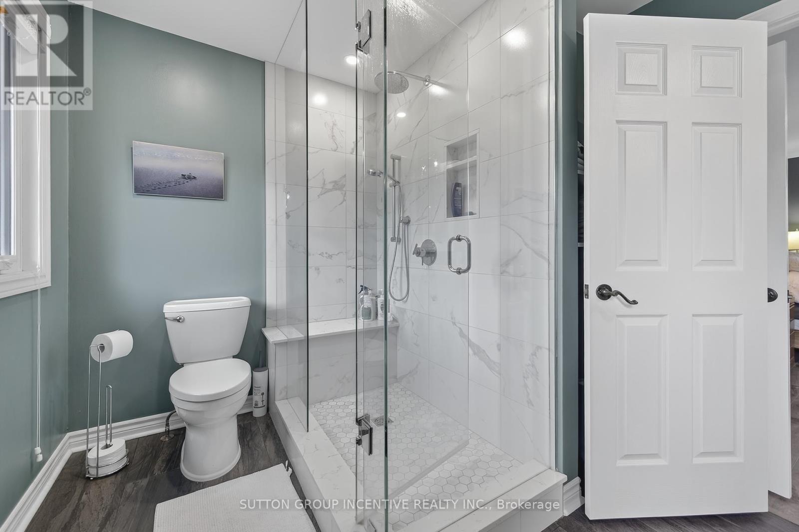 Photo 15 of 32 Valley Drive, Barrie ON