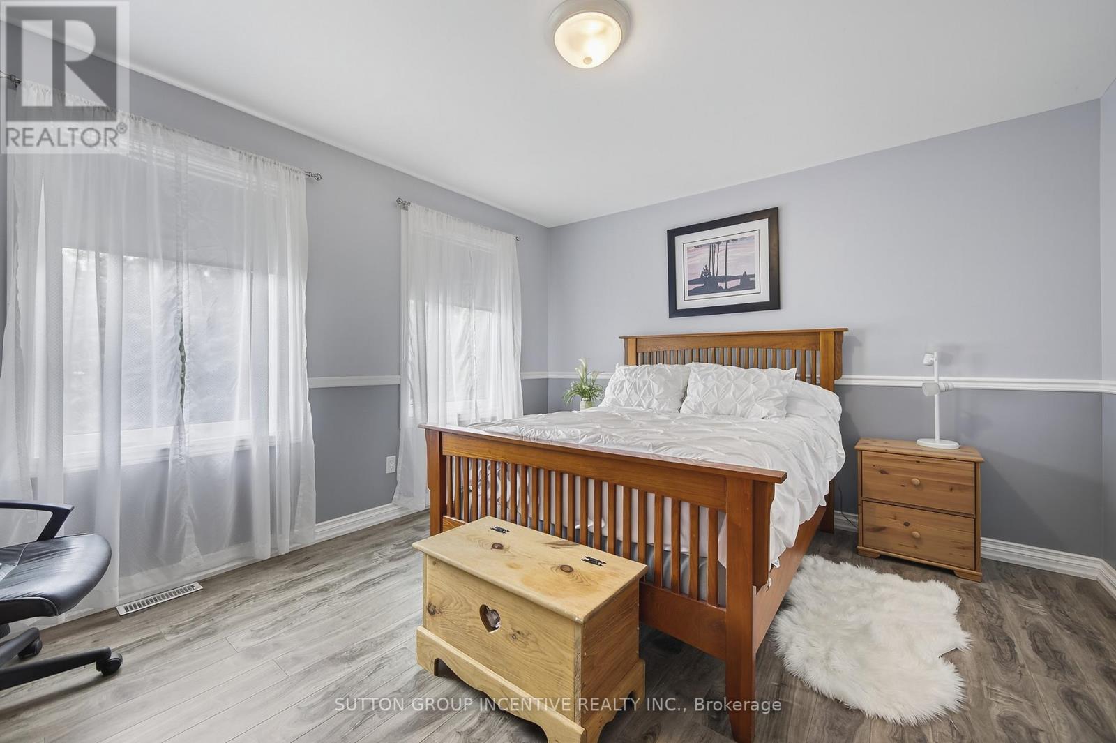 Photo 10 of 32 Valley Drive, Barrie ON