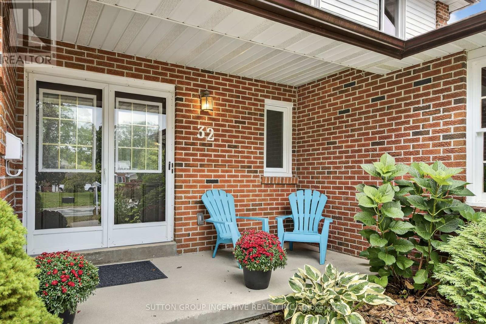 Photo 3 of 32 Valley Drive, Barrie ON