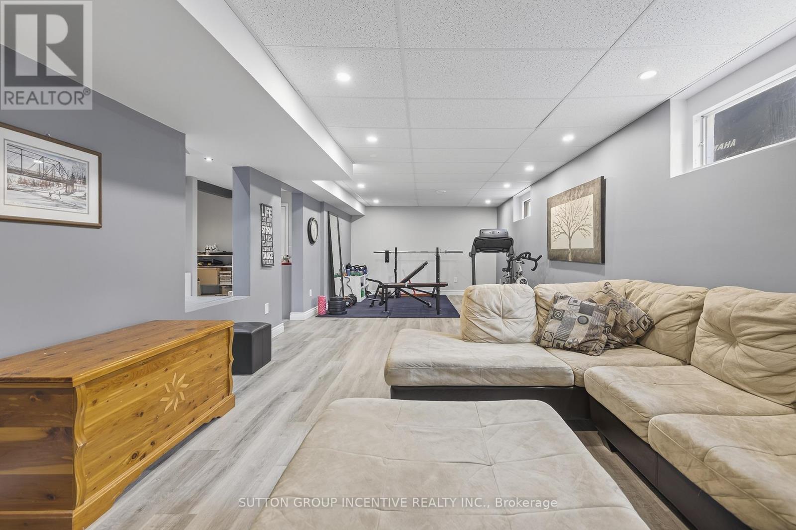 Photo 7 of 32 Valley Drive, Barrie ON