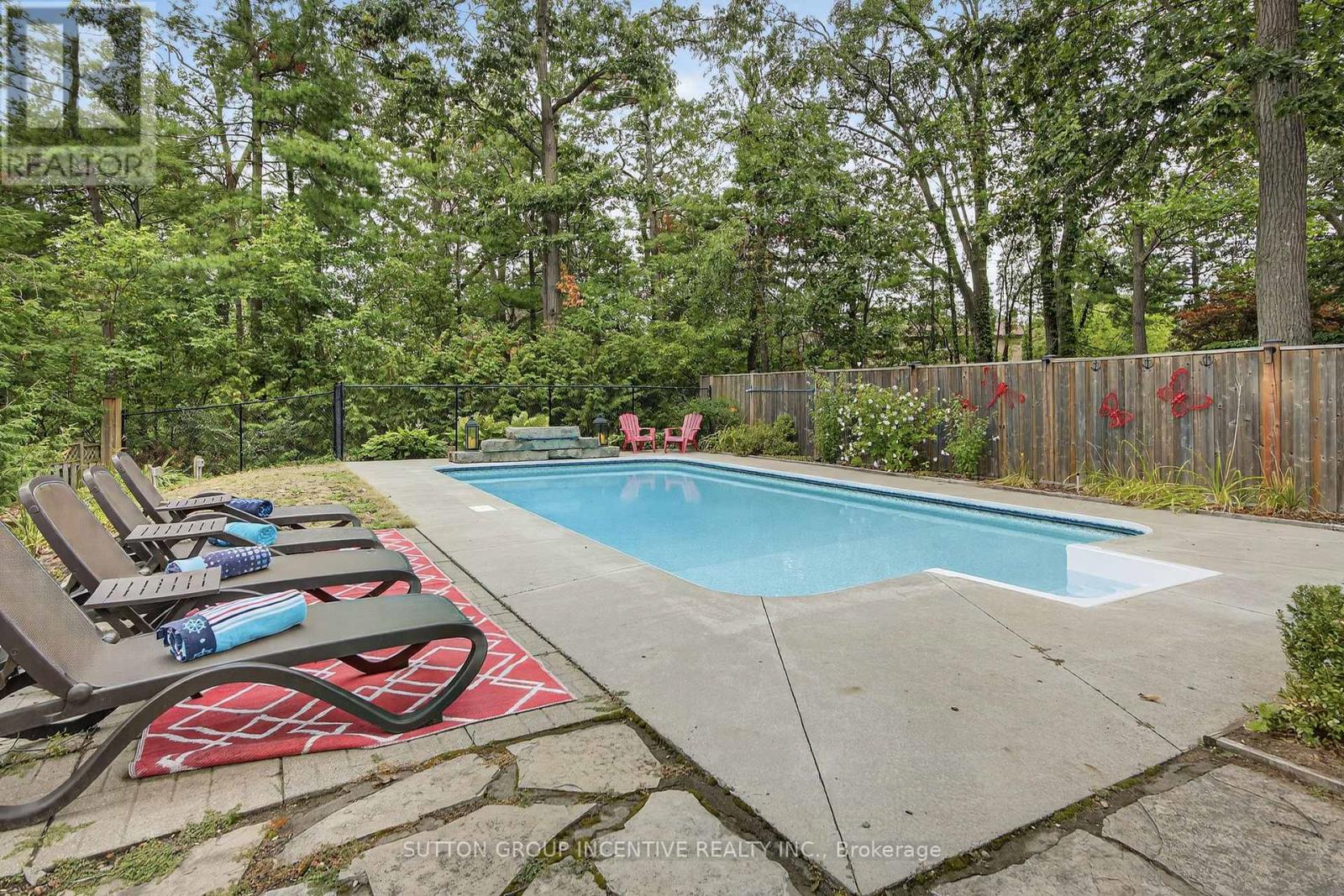 Photo 4 of 32 Valley Drive, Barrie ON