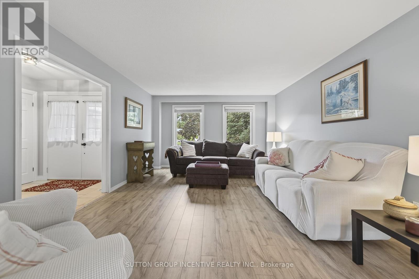 Photo 16 of 32 Valley Drive, Barrie ON