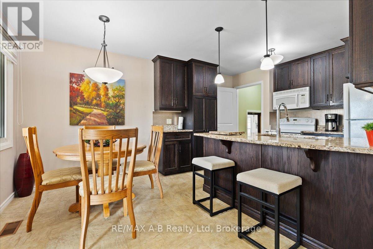 Photo 13 of 206 Maple Avenue, Stratford ON