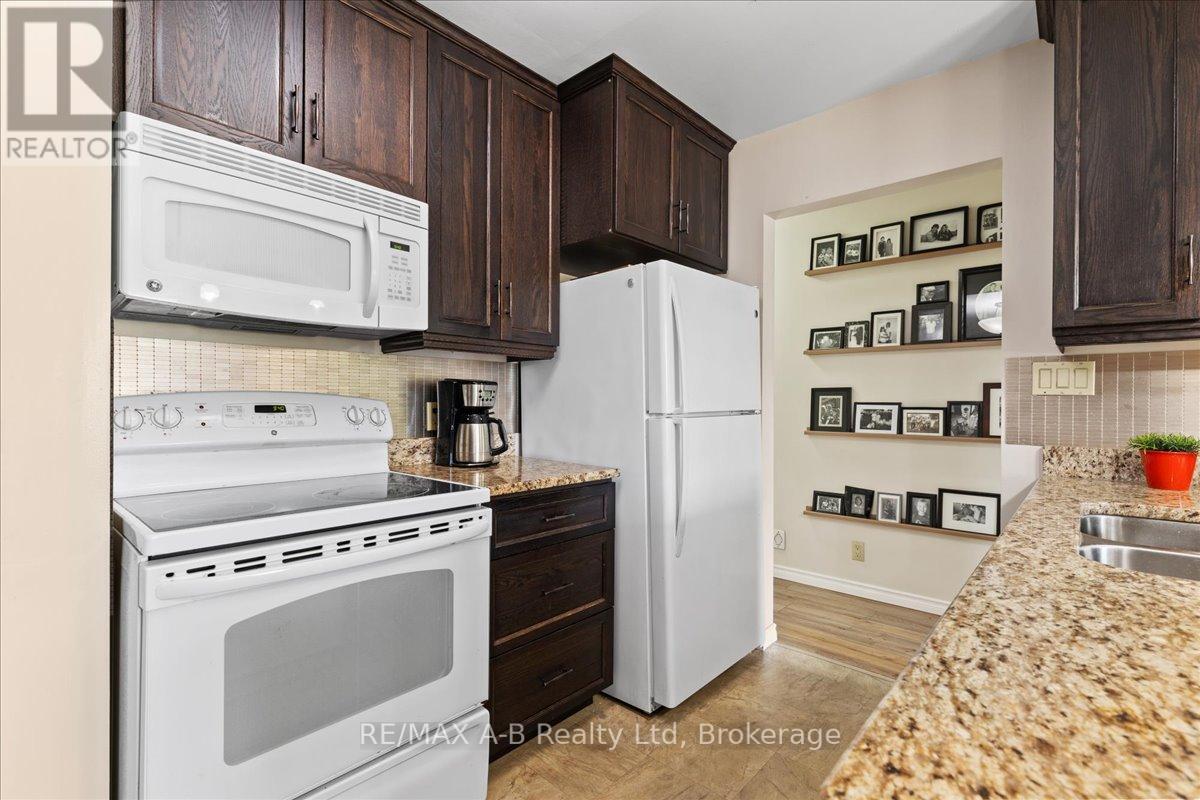 Photo 44 of 206 Maple Avenue, Stratford ON