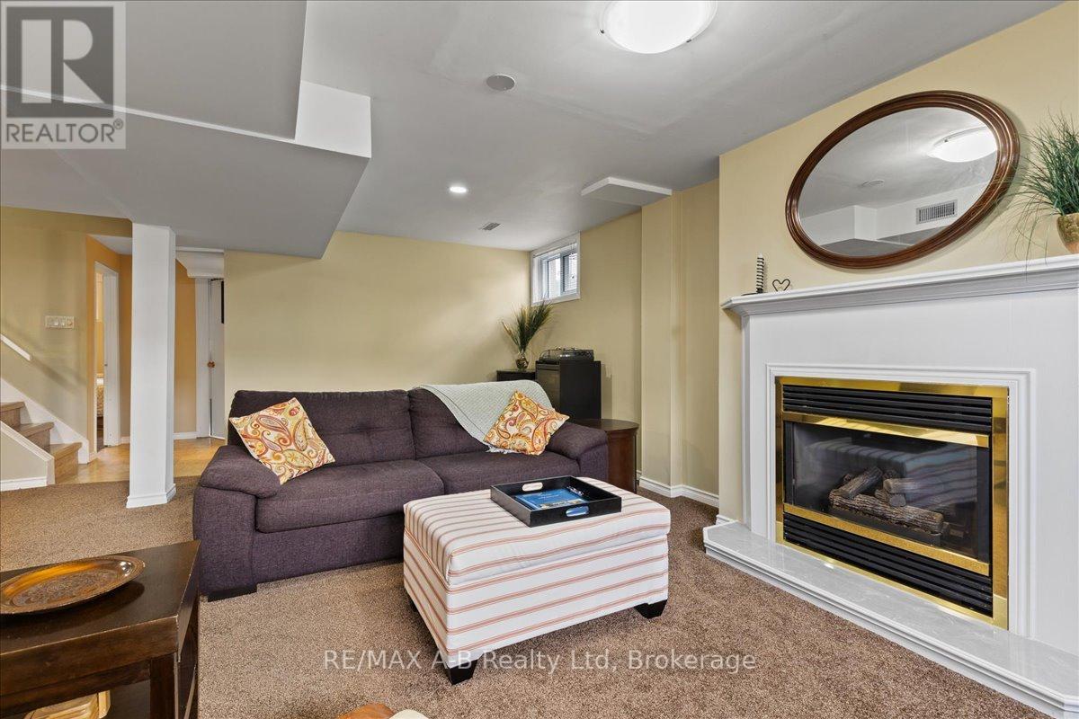 Photo 3 of 206 Maple Avenue, Stratford ON