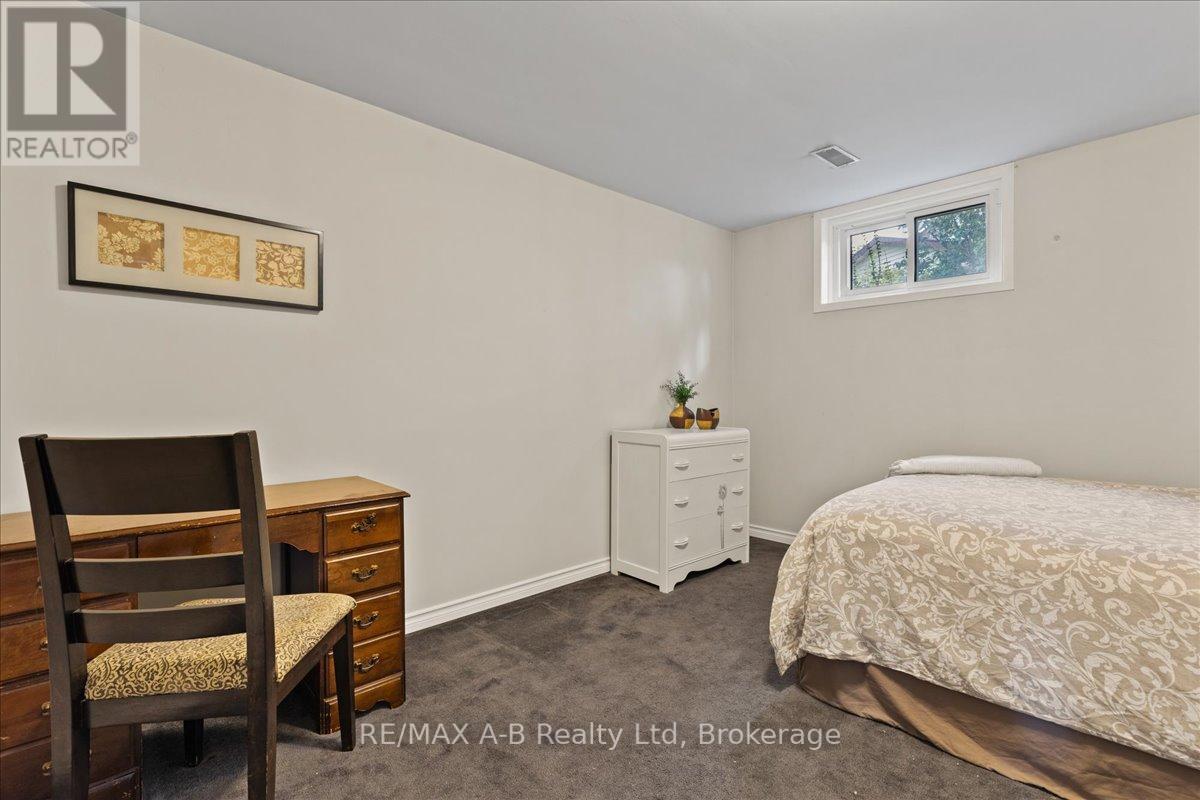 Photo 4 of 206 Maple Avenue, Stratford ON