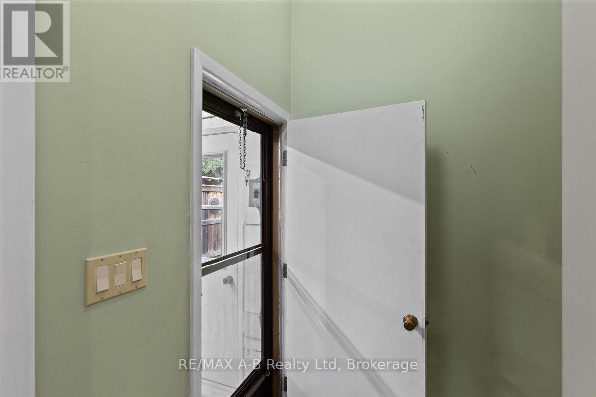 Photo 46 of 206 Maple Avenue, Stratford ON