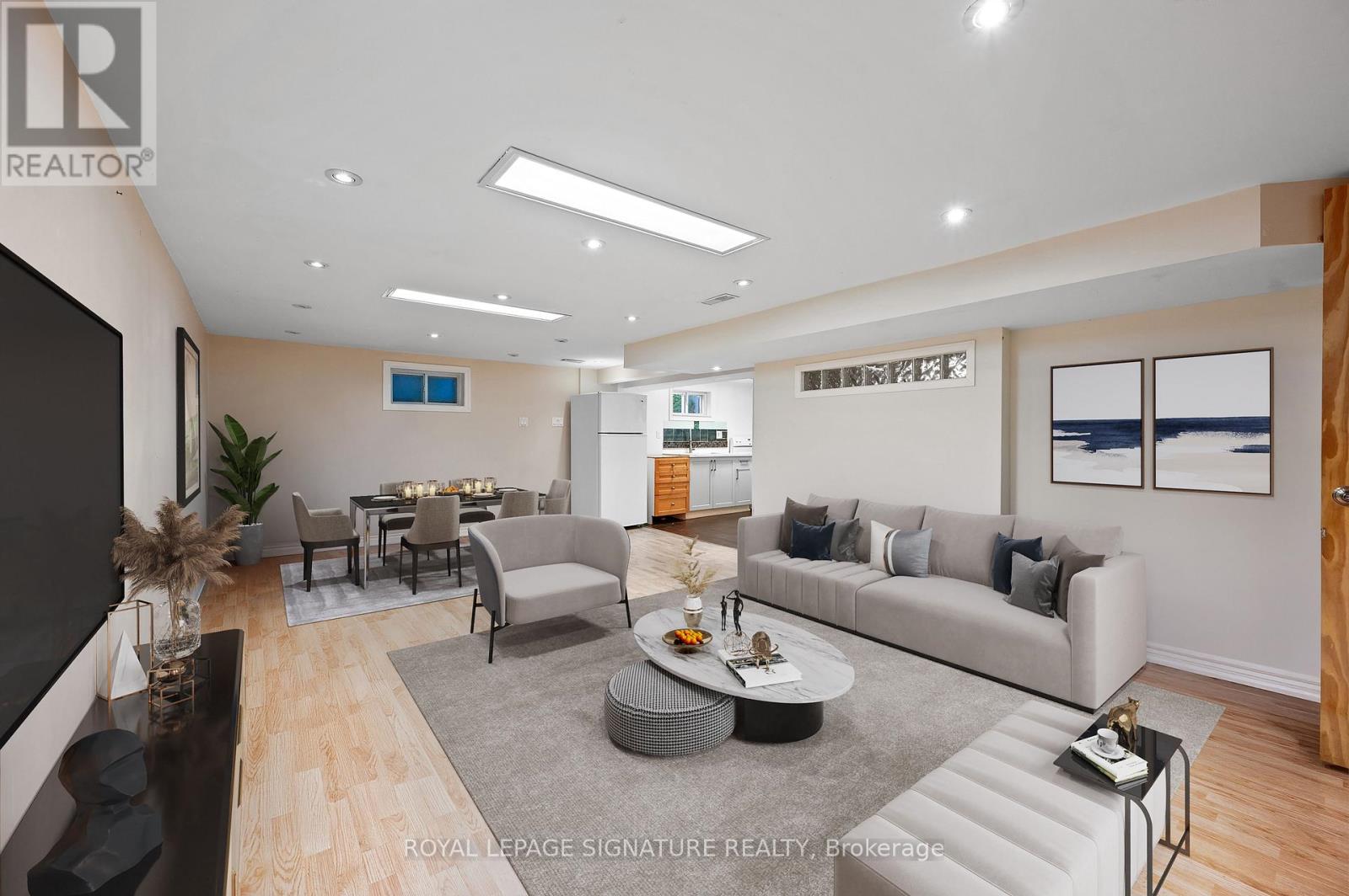 Photo 4 of 16 Pagoda Place, Toronto ON