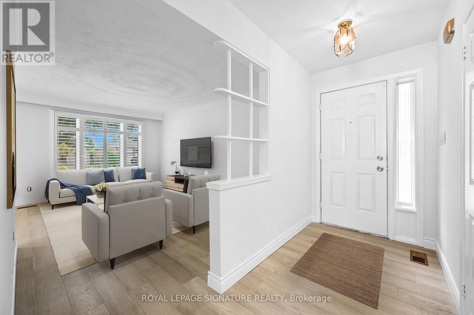 Photo 1 of 16 Pagoda Place, Toronto ON