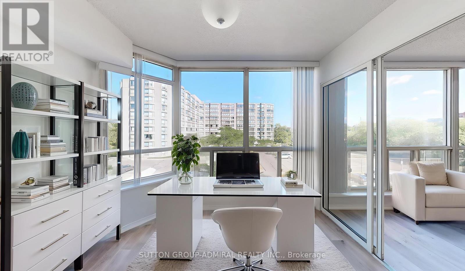 Photo 5 of 410 175 Cedar Avenue, Richmond Hill ON