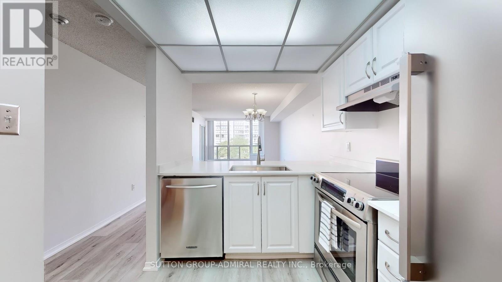 Photo 4 of 410 175 Cedar Avenue, Richmond Hill ON