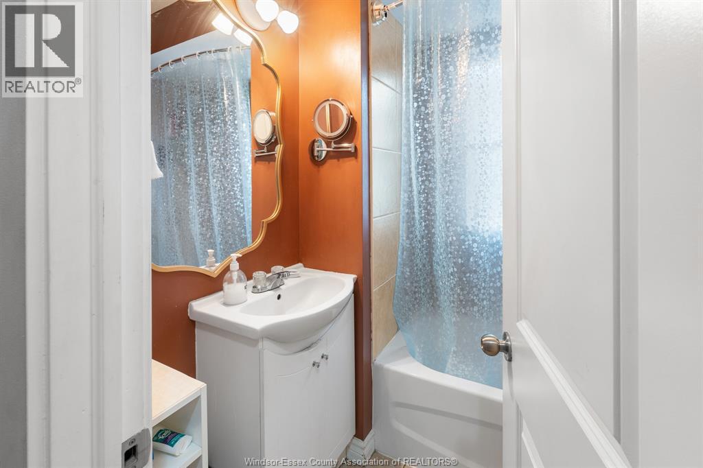 Photo 16 of 1737 Lincoln Rd, Windsor ON