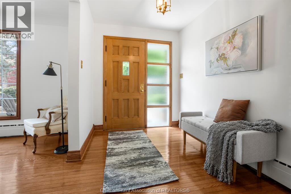 Photo 2 of 860 Charing Cross Road, Chatham ON