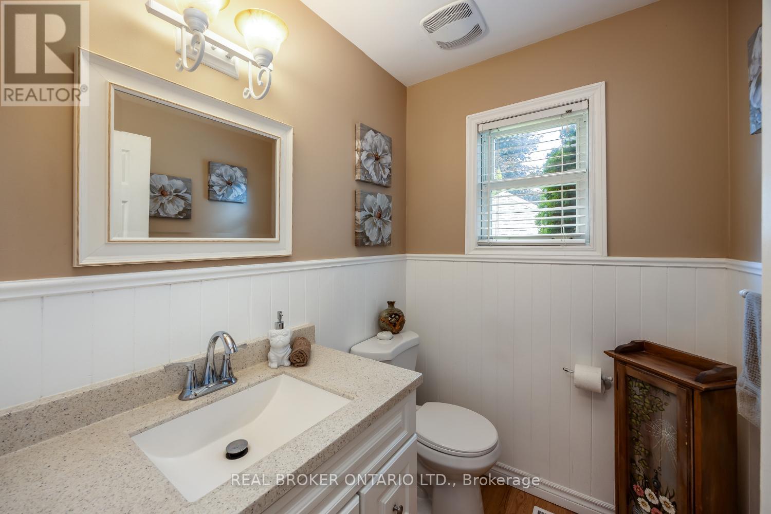 Photo 8 of 10 Brownsville Court, Clarington ON