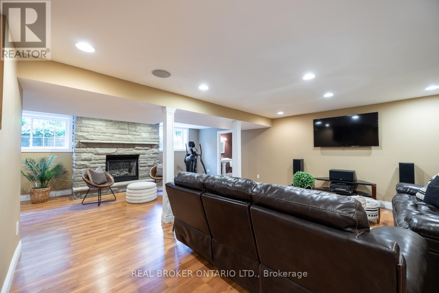 Photo 40 of 10 Brownsville Court, Clarington ON