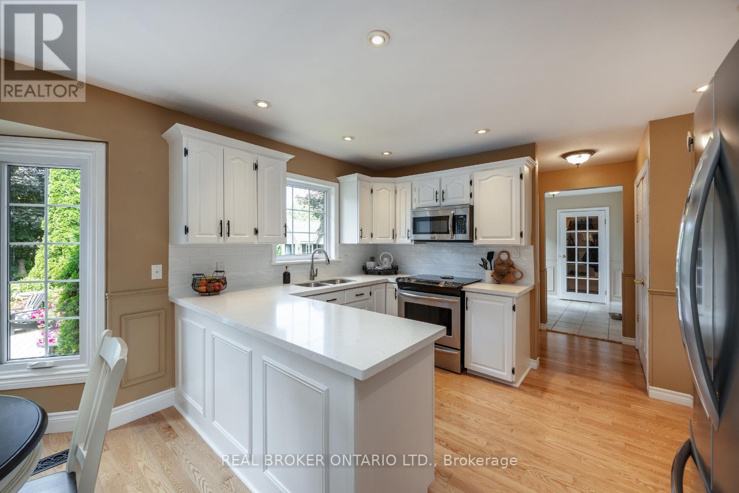Photo 43 of 10 Brownsville Court, Clarington ON