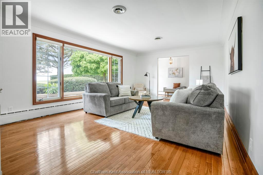 Photo 3 of 860 Charing Cross Road, Chatham ON