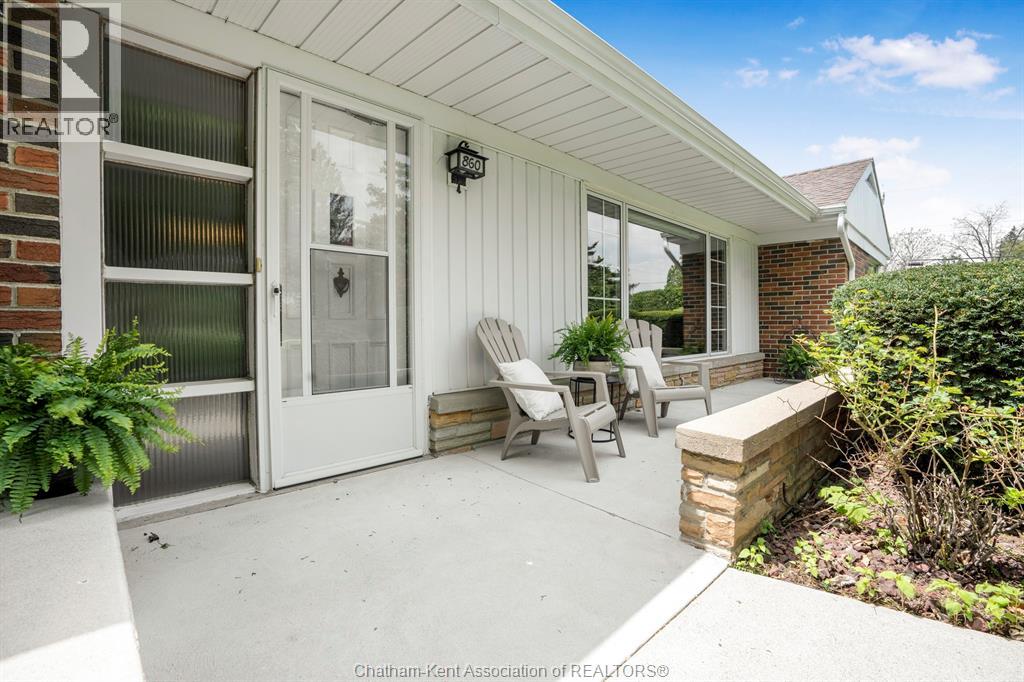 Photo 7 of 860 Charing Cross Road, Chatham ON