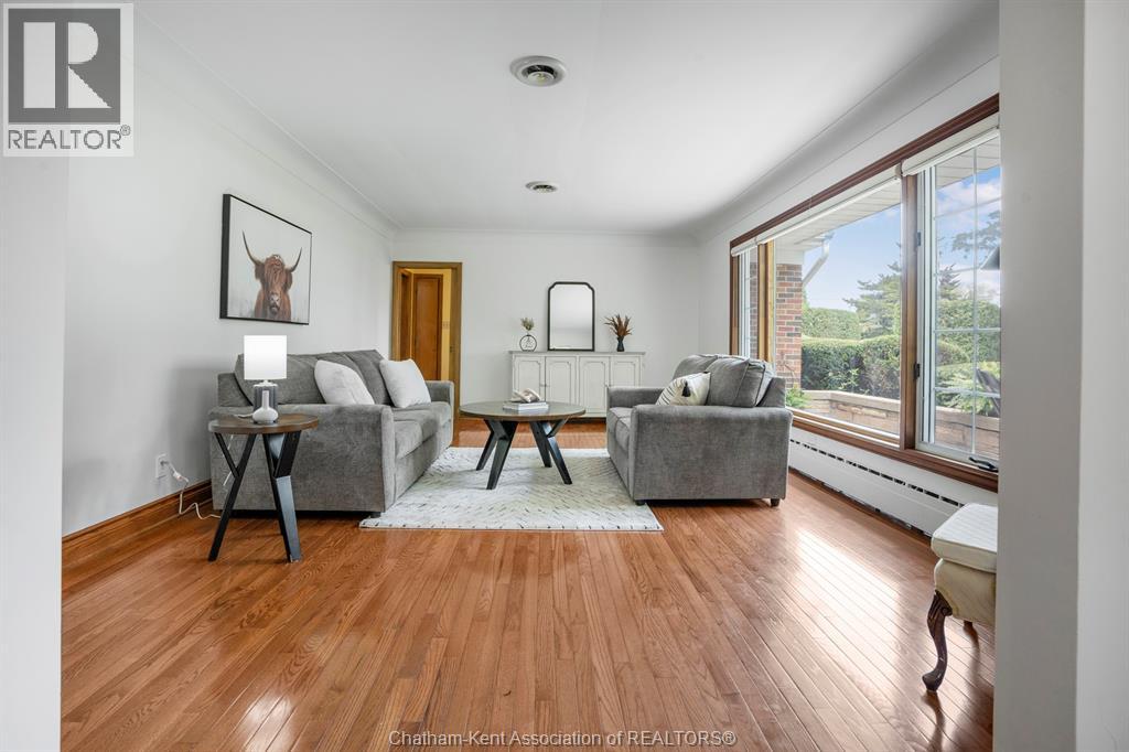 Photo 4 of 860 Charing Cross Road, Chatham ON