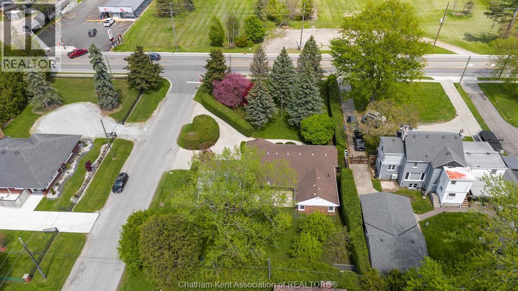 Photo 8 of 860 Charing Cross Road, Chatham ON