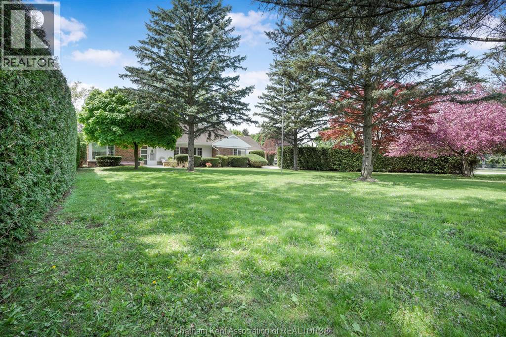 Photo 11 of 860 Charing Cross Road, Chatham ON