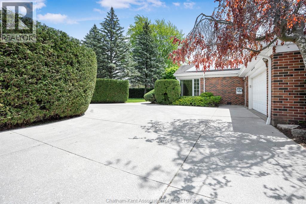 Photo 12 of 860 Charing Cross Road, Chatham ON