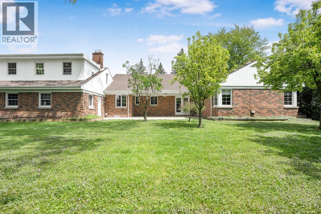 Photo 10 of 860 Charing Cross Road, Chatham ON