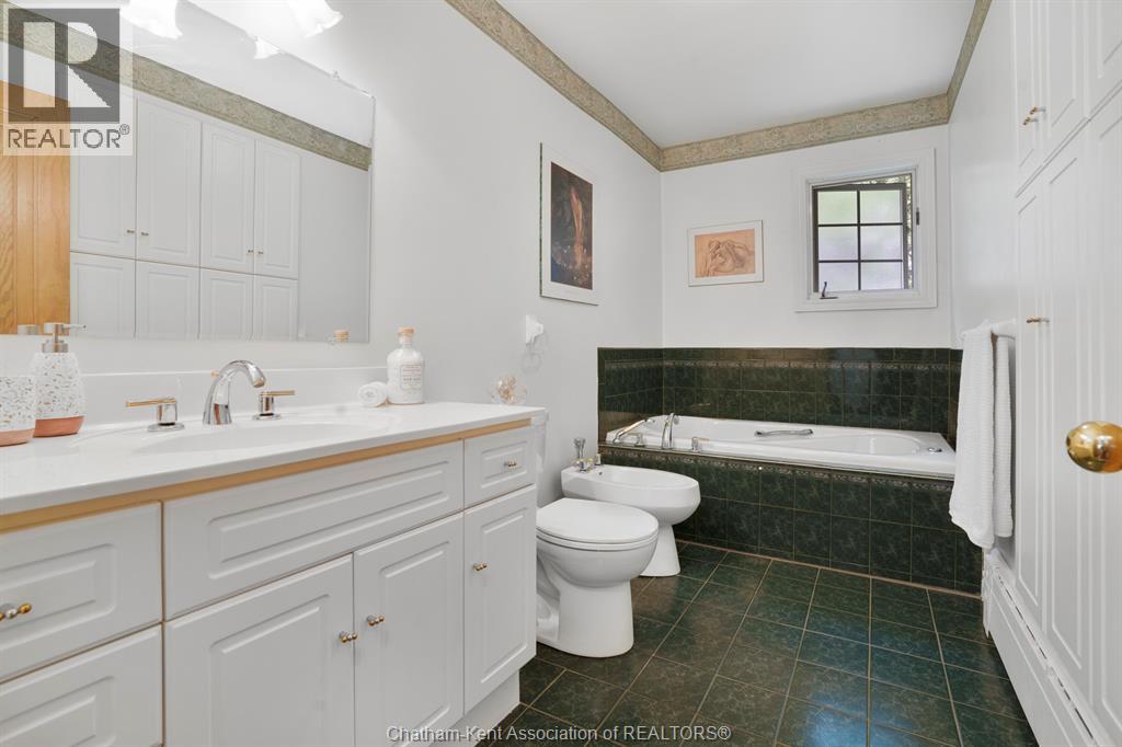 Photo 31 of 860 Charing Cross Road, Chatham ON