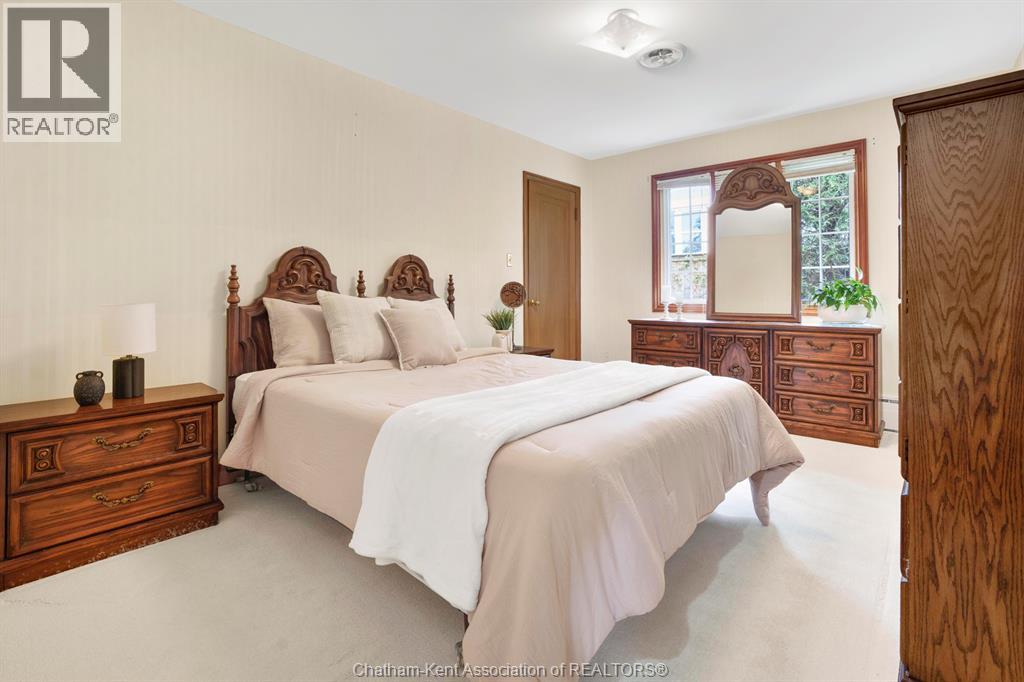 Photo 33 of 860 Charing Cross Road, Chatham ON