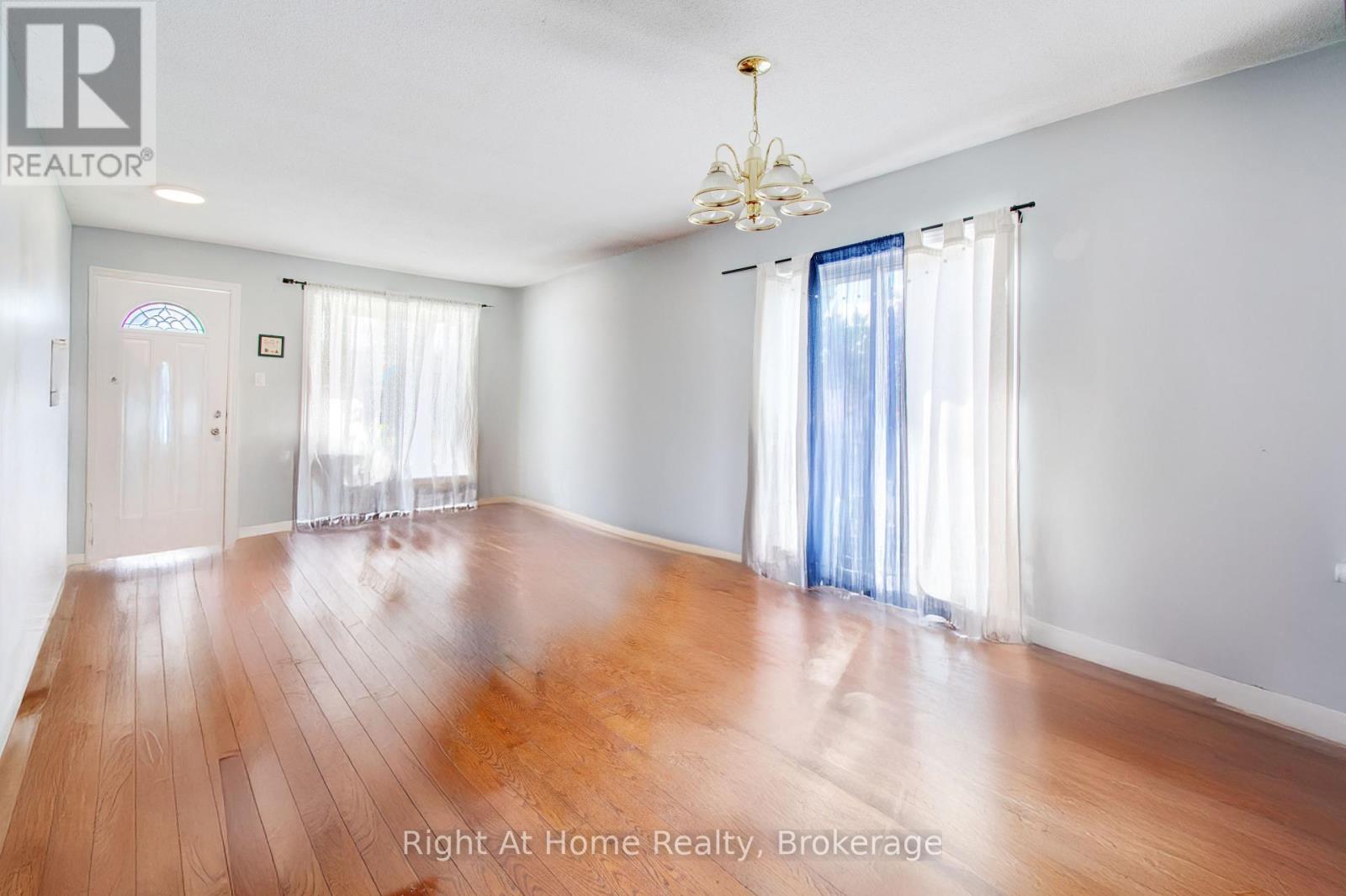 Photo 3 of 63 Martindale Crescent, Brampton ON