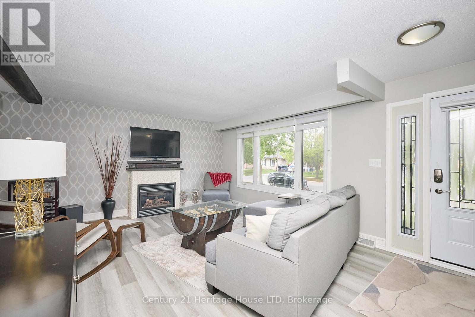 Photo 2 of 48 Loyalist Drive, Welland ON